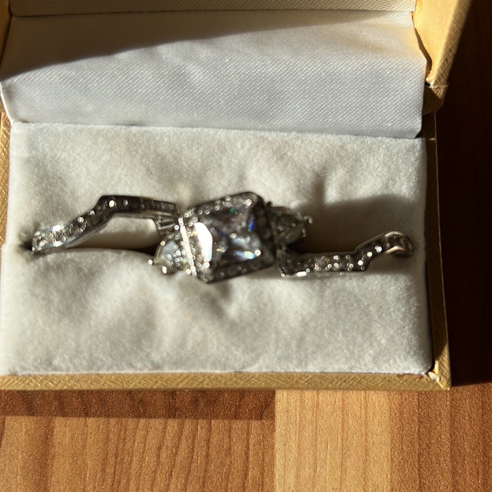 Beautiful wedding rings set, size 8 925 sterling silver, cubic zirconia